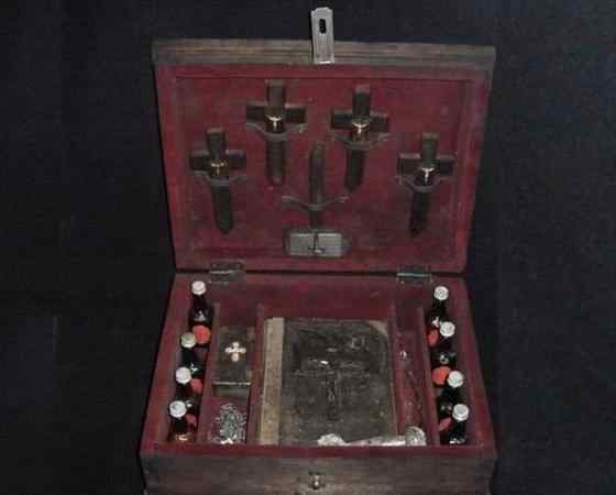 Horror Society: Vampire Kits (22 pics)   www.horrorsociety.com