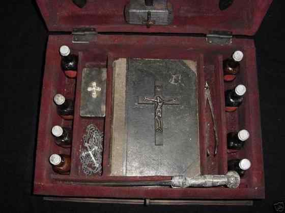Horror Society: Vampire Kits (22 pics)   www.horrorsociety.com