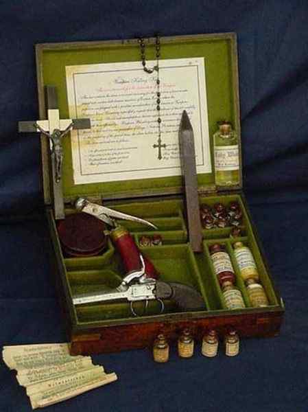Horror Society: Vampire Kits (22 pics)   www.horrorsociety.com