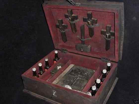Horror Society: Vampire Kits (22 pics)   www.horrorsociety.com
